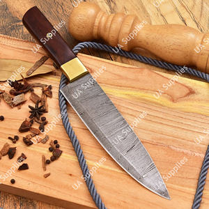 Couteau de Chef Professionnel en Acier Damas de Qualité Industrielle 8 pouces avec Embout en Laiton, Manche Ergonomique en Bois de Rose et Étui en Cuir - Product Image 3