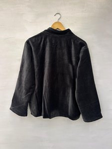 เสื้อแจ็คเก็ตฤดูหนาวแบบยูนิเซ็กซ์ ผ้ากำมะหยี่สีดำ แบบสั้น ผ้าควิลท์สองด้าน ระบายอากาศได้ดี เป็นมิตรกับสิ่งแวดล้อม ปักลายผ้าฝ้าย ขนาดฟรีไซส์ สไตล์อินเดีย - Product Image 2