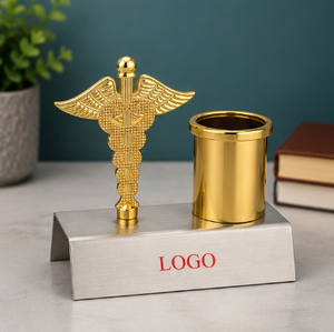 Elegante Soporte de Escritorio para Bolígrafos con Placa de Identificación, Diseño Competitivo, Acabado Cromado en Metal Fundido a Presión, Grabado Láser e Impresión UV - Product Image 1