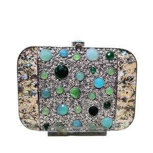 กระเป๋าคลัทช์ลายฉลุทองคำแบบราชวงศ์ ปี 2026 ประดับมุกและเพชร รุ่น MOP BAG สำหรับสุภาพสตรี ราคาขายส่งจากอินเดีย - Product Image 1