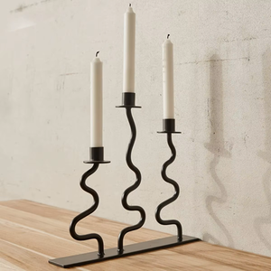 Bougeoir à 3 tiges de zigzag en métal noir avec courbes élégantes Bougeoir incurvé pour la maison, décoration de table - Product Image 1