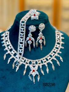 Collar de Mujer MOLL JEWELLERS, Elegante y Moderno, Chapado en Oro, con Circonita Natural, Cadena de Cuerda Sólida, Diseño de Hoja, 16 Pulgadas - Product Image 2