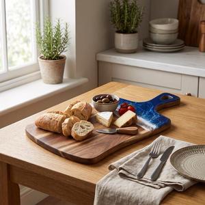 Planche à découper en bois et résine époxy personnalisée, planche à découper artisanale pour la cuisine, planche décorative pour servir les aliments - Product Image 6