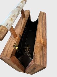 กระเป๋าถือข้างทำมือสุดหรู ดีไซน์ทันสมัย ทำจากไม้และเปลือกหอยมุก พร้อมตัวล็อคแม่เหล็ก ของตกแต่งสำหรับสาวๆ โดย UO - Product Image 3