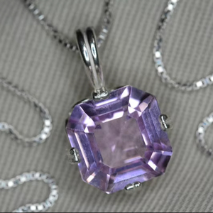 จี้คุณภาพสูงทำจากพลอยคุนไซต์ธรรมชาติแท้ สีชมพูม่วง ประดับเงินแท้ ของขวัญสำหรับเธอ เครื่องประดับอันหรูหรา - Product Image 1