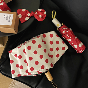 Paraguas de Doble Uso para Sol y Lluvia con Diseño de Lazo, Mango de Madera, Recubrimiento de Pegamento Negro con Puntos Rojos y Blancos, Protección UPF50, Marca OEM - Product Image 2