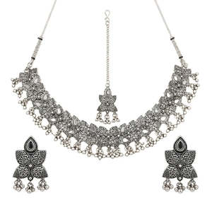 Ensemble de bijoux traditionnel en alliage de zinc plaqué argent avec collier, boucles d'oreilles et Maang Tikka pour femmes - Product Image 3