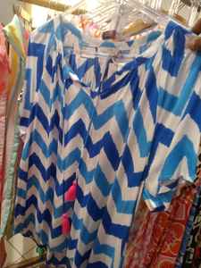 Camisa de Satén con Estampado de Estrellas Retro Mod, Azul Real Vibrante, Ligera, de Manga Larga, Cuello en V, con Detalle de Botones, para Mujer y Niña, Primavera-Verano - Product Image 4