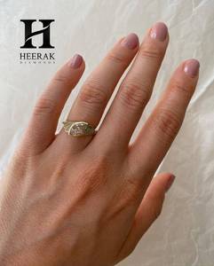 Bague de fiançailles en or 18 carats avec diamant marquise cultivé en laboratoire, sertissage clos et épaule nervurée architecturale, pour femme - Product Image 3