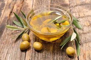 Aceite de Oliva Virgen Extra Premium, Extracto de Fruta Verde Dorada, Para Cocina Gourmet, Recetas Mediterráneas, Cuidado de la Piel y el Cabello - Product Image 4