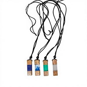Collier pendentif rectangulaire en résine époxy et bois fait main, finition mate, bleu océan, multicolore, tendance, unisexe, pour cadeau ou usage quotidien - Product Image 1