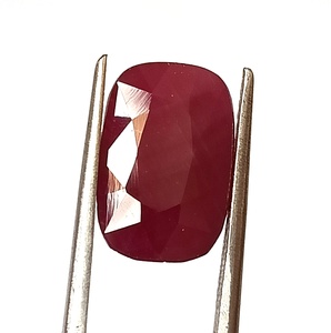 Pierre précieuse naturelle en rubis africain de 8,35 carats, taille coussin, facettée, non montée - Product Image 1