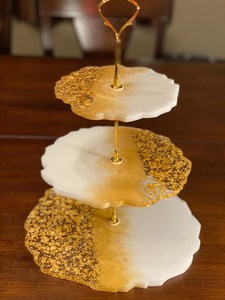 Support à gâteau à trois niveaux en résine, design marbré doré, plateau de service multi-niveaux, passe au lave-vaisselle, réutilisable, HASAN CRAFT, forme irrégulière - Product Image 3