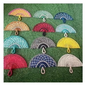 Éventail artisanal vietnamien en feuilles de palmier, artisanat traditionnel, pour souvenir et cadeau - Product Image 1