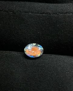 Pierre de lune arc-en-ciel naturelle, taille ovale, facettée, à reflets multicolores, avec effet œil de feu net. - Product Image 1