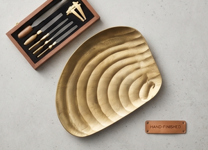 Plateau de service doré en métal lourd texturé moulé, article de vaisselle pour cuisine et salle à manger, en stock - Product Image 3