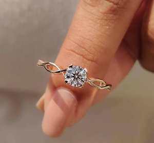 Bague solitaire en diamant rond brillant de qualité supérieure avec un sertissage torsadé élégant, bijoux de luxe pour fiançailles, mariage et occasions spéciales. - Product Image 4