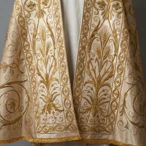 Cope Liturgique Gothique Traditionnelle Ivoire et Or, Robe d'Église Lourde Brodée Métallique - Product Image 5