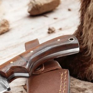 Couteaux de chasse en acier Damas faits à la main, lames fixes personnalisées, couteaux de camping d'extérieur avec manche ergonomique en bois et étui en cuir - Product Image 3