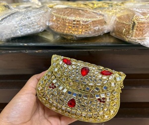 กระเป๋าคลัทช์งานแฮนด์เมดชุบทองประดับด้วย Kundan แบบดั้งเดิม กระเป๋าถือสำหรับงานกลางคืนสำหรับผู้หญิง เหมาะสำหรับงานแต่งงาน งานปาร์ตี้ และงานเฉลิมฉลองต่างๆ - Product Image 6
