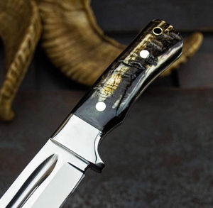 Couteau de chasse LEGACY BLADES de qualité supérieure en acier à haute teneur en carbone, lame fixe à pointe tombante, avec manche en corne et étui en cuir - Product Image 3