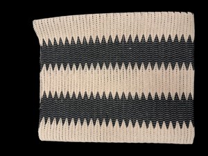 Tela de punto de ganchillo a rayas negras y beige al por mayor para vestidos, tops, cárdigans y costura DIY – Patrón geométrico en zigzag - Product Image 6