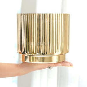 Macetas y jardineras redondas de metal de alta calidad, chapadas en oro, de la más alta demanda, suministradas desde India. - Product Image 4