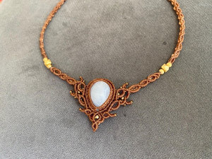 Collar con Colgante de Piedra Lunar Marrón Hecho a Mano, Estilo Boho, con Cuentas Doradas, Ajustable, para Mujer - Product Image 4