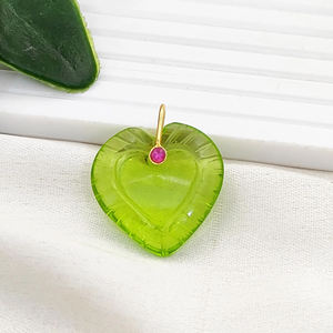 Colgante de Cuarzo Peridoto Tallado en Forma de Corazón de 20mm, Hecho a Mano, Chapado en Oro, para Proveedores de Joyería - Product Image 1