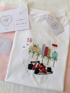 T-shirt en coton blanc By Pida avec broderie de voiture de course F1 rouge perlée à la main et broderie de silhouette urbaine - Product Image 1