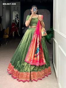 Lehenga-Choli évasé en organza de qualité supérieure avec motif tissé Zari et bordure en dentelle, et dupatta en soie jacquard – Mode féminine - Product Image 5