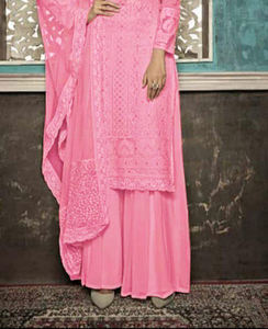 Vente en gros Design exclusif Broderie fantaisie Salwar Kameez Midi Partywear Kurti Palazzo Surat Grossiste écologique pour femmes - Product Image 4