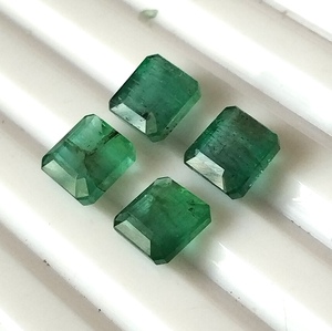 มรกตธรรมชาติจากแซมเบีย น้ำหนักรวม 4.90 กะรัต ขนาด 6x6 มม. เจียระไนทรงมรกตแบบเหลี่ยมเพชรพลอย โปร่งแสง ชุด 4 เม็ด - Product Image 3