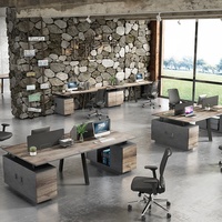 Bureau de travail moderne pour 2 personnes avec écran de confidentialité, plateau en bois et pieds en métal pour bureaux en plan ouvert