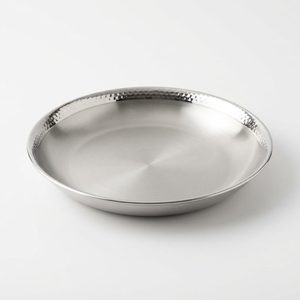 Assiette à salade artisanale durable en acier inoxydable 304, 23 cm, finition satinée brillante, bord martelé Rudra, pour la décoration de la maison et l'utilisation hôtelière - Product Image 1