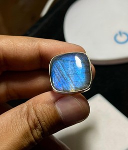 Anillo de Plata de Ley 92.5 con Labradorita Azul – Joyería con Gema Ovalada - Product Image 1