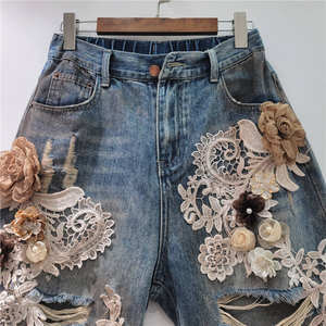 Shorts de mezclilla ajustados con cintura elástica, diseño de encaje floral y agujeros, estilo moderno y fresco, nueva colección de verano y otoño 2026 para mujer. - Product Image 2