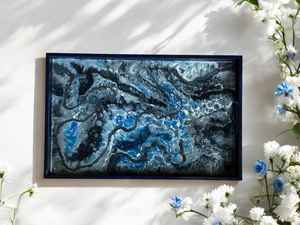 Bandeja de madera azul y resina epoxi hecha a mano con diseño de geoda, regalo de inauguración, arte funcional, bandeja para TV, regalo para anfitrión - Product Image 2