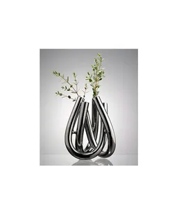 Vase à fleurs artisanal en métal, idéal pour les décorations saisonnières ou les fleurs artificielles, ajoutant du charme aux espaces domestiques ou professionnels. - Product Image 1