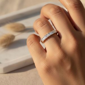 Anillo de media eternidad de lujo con esmeralda cultivada en laboratorio de 0.85 quilates en oro de 10k - Product Image 6