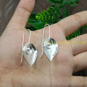 Boucles d'oreilles pendantes en argent faites à la main, forme de feuille abstraite, minimalistes, artisanales, légères, bijoux de mode, cadeau pour femme - Product Image 4