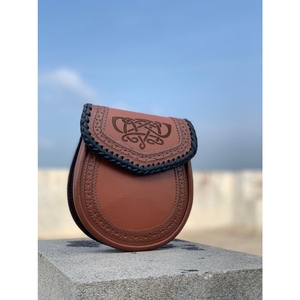 กระเป๋าหนังแท้พรีเมียมสไตล์เซลติกพร้อมฝาปิดลายปมแบบนูน ตกแต่งขอบด้วยการถัก และตัวล็อคแบบคลาสสิกสำหรับใส่กับกิลท์ - Product Image 4