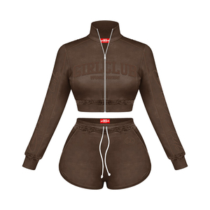 ชุดเซ็ตเสื้อครอปแจ็คเก็ตสีน้ำตาลผ้าฟลีซผสมคอตตอน 320 GSM พร้อมโลโก้ปั๊มนูน และกางเกงขาสั้นเข้าชุดสำหรับผู้หญิง - Product Image 1