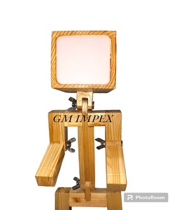 Lampe de table en bois en forme d'homme avec décor réglable au design unique pour enfant - Product Image 4