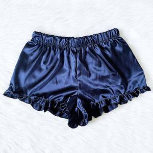 Shorts en satin rose pour femme avec volants, taille élastique, taille mi-haute, style doux, coupe régulière, respirant, 100 % soie - Product Image 5