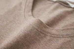 เสื้อยืดคอกลมพรีเมียมสำหรับผู้ชาย - โลโก้ด้านหน้า ผ้าฝ้าย 100% ระบายอากาศได้ดีและแห้งเร็ว - เสื้อยืดลำลองทรงปกติทันสมัย - Product Image 3