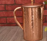 Coffret Carafe à Eau en Cuivre de Qualité Supérieure avec Verres – Durable et Réutilisable pour un Service de Table de Luxe – Modèle Idéal pour la Cuisine