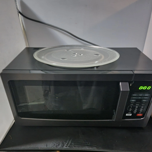 Horno de Microondas Toshiba E-M-25A5A-B-S de 9 Pulgadas f-t. 900-W S-t-a-i-n-l-e-s-s S-t-e-e-l  B-l-a-c-k - Product Image 1