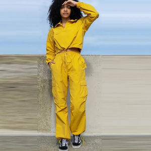 Conjunto deportivo de dos piezas para mujer, estilo streetwear personalizado, cortavientos, largo completo, ligero, oversize, de nailon liso. - Product Image 1