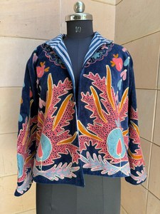 Veste en velours brodée Suzani, pièce maîtresse bohème artisanale, magnifique manteau bohème pour femme avec points de chaînette, blazer d'hiver - Product Image 4
